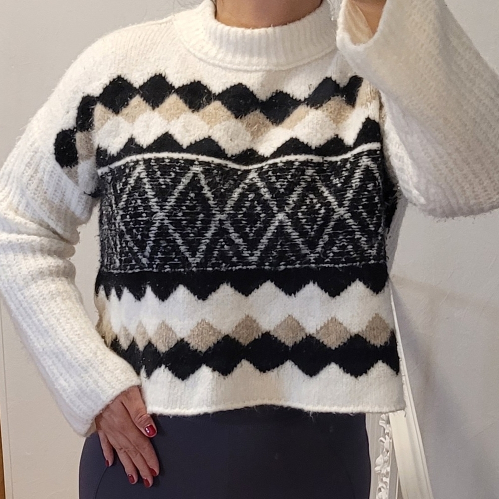 Elan White and Black Patterned Crew Neck Sweater - Picture 6 of 13